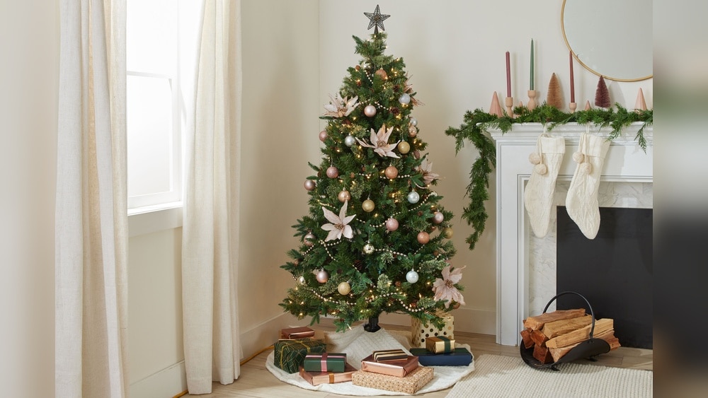 How to Decorate a Christmas Tree