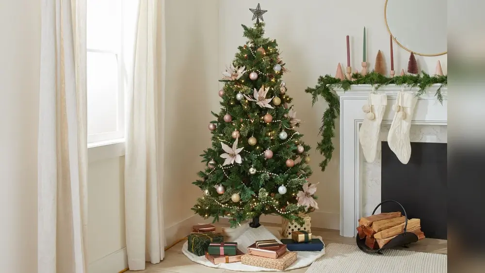 How to Decorate a Christmas Tree